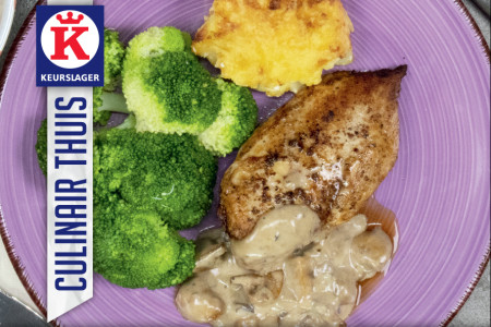 Kip in championroomsaus, broccoli en aardappelgratin